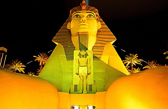 las_vegas_usa_tourism_weekend_travel_guide_destination_egypt_pyramid_sphinx_luxor_resort