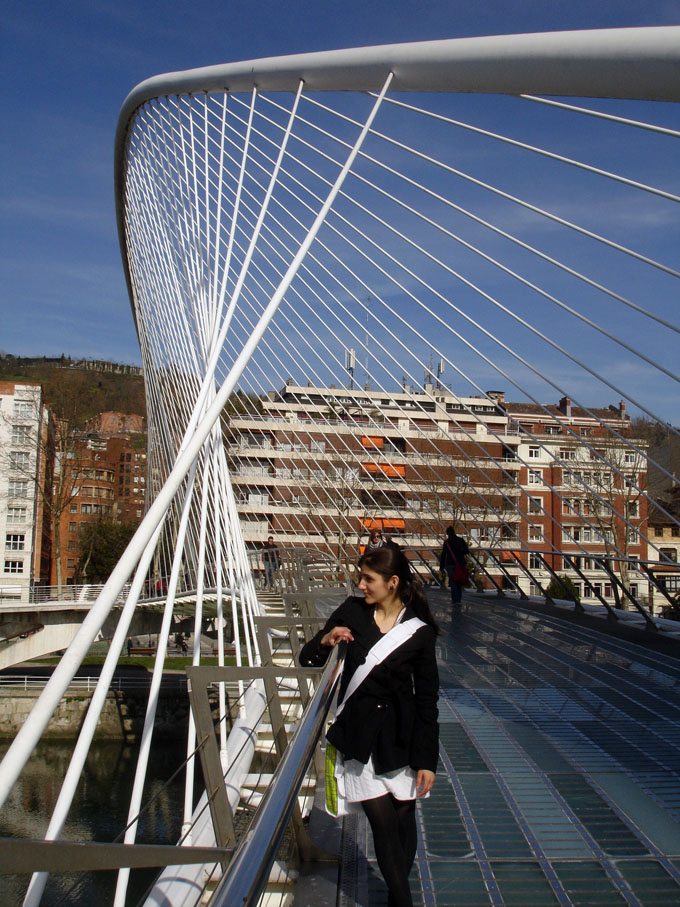 shoes_leggings_black_white_spring_bilbao_shilpa_ahuja_fashion_zubizuri_bridge_guggenheim_calatrava_gehry