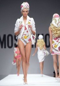 moschino_look_april_2015_turban_head_scarf_accessories_spring_summer_latest_runway_model_collection