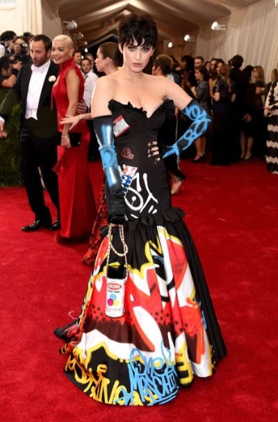 2015_met_gala_gown_dress_outfit_katy_perry_graphic_pop_graffiti_red_layered_ruffle_strapless_black