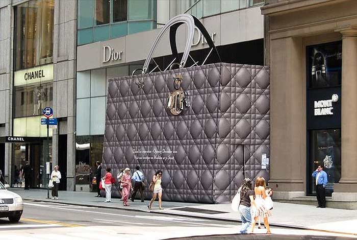 dior_purse_purse_handbag_bag_sculpture_new_york_city_hoarding_giant_scaffolding_construction_fashion_luxury