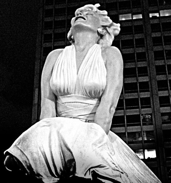 forever_marilyn_monroe_statue_sculpture_chicago_tribune_magnificent_mile_white_dress_night