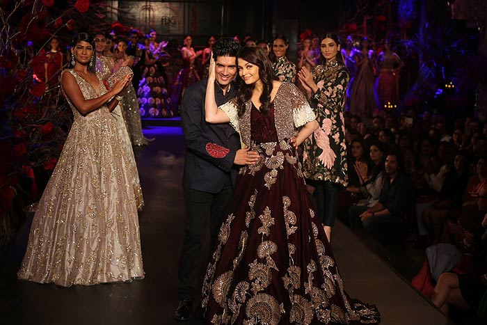 Manish-Malhotra-Aishwarya-Rai-Bachchan_aicw_2015_amazon_india_fashion_week_couture_showstopper_celebrity