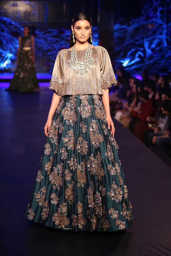 Manish Malhotra aicw 2015 amazon india fashion week couture runway lehenga necklace