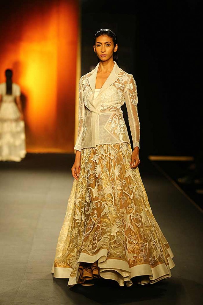 rahul_mishra_autumn-winter_2015_runway_collection_couture_indian_amazon-india_fashion_week_white_jacket_sheer_embroidery
