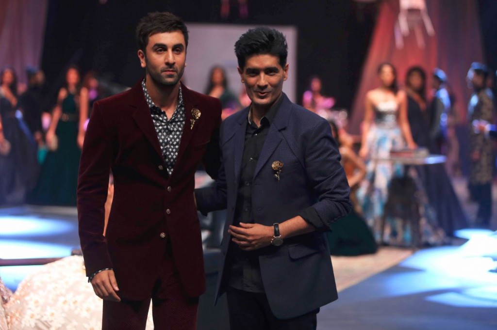 showstopper_manish_malhotra_ranbir_kapoor_lakme_fashion_week_2015_winter_velvet_crimson_suit