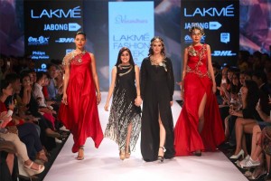 x_eyelyn_sharma_showstopper_vasundhara_2015_collection_lakme_fashion_week_black_red_dress