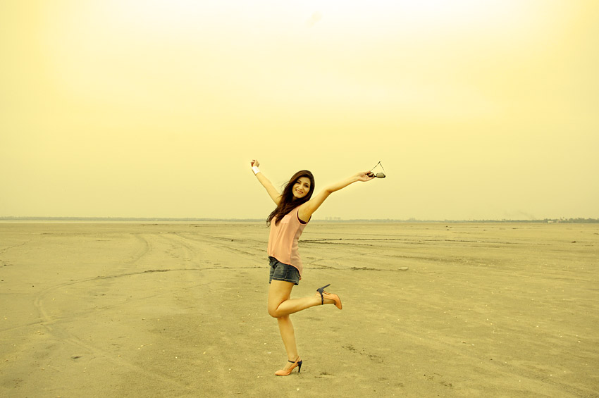 shilpa-ahuja-blog-fashion-girl-happy-sexy-having-fun-shorts-beach-yellow