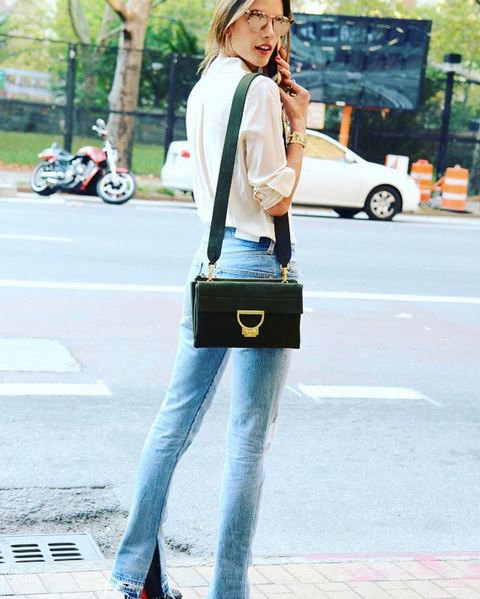 alessandra-ambrosio-model-street-style-look-denim-jeans-green-shoulder-bag-white-button-shirt-mirror-sunglasses-flared