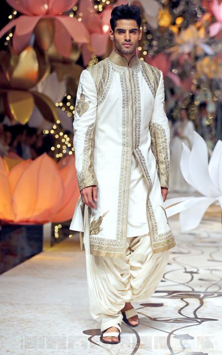 designer-wedding-sherwani-for-men-latest-trends-fall-winter-2015-2016-couture-groom-outfit-rohit-bal-white-gold