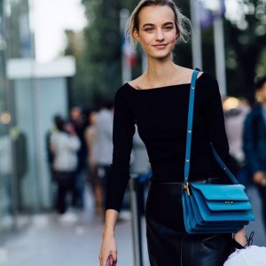 maartje verhoef model street style look black top tee leather skirt blue bag