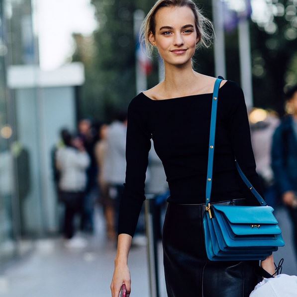 maartje-verhoef-model-street-style-look-black-top-tee-leather-skirt-blue-bag