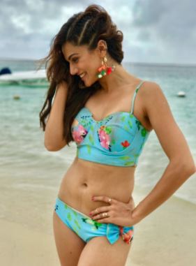 taapsee-pannu-bollywood-bikini-floral-pretty-hot