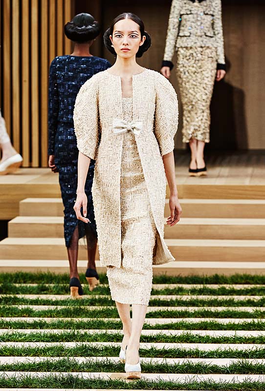 chanel-spring-summer-2016-couture-outfit-20-long-jacket-dress-beige-tweed