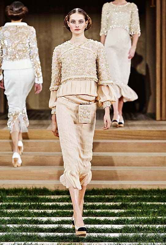 chanel-spring-summer-2016-couture-outfit-34-beige-dress-ruffle-sleeves