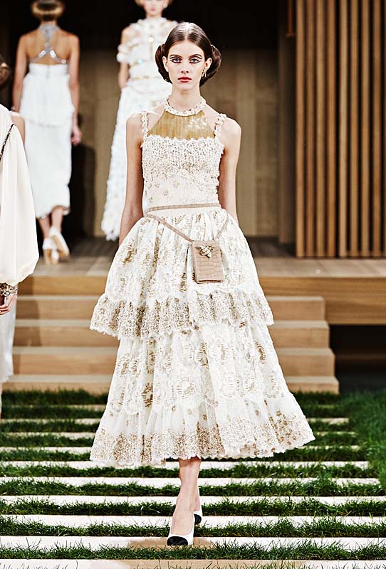 chanel-spring-summer-2016-couture-outfit-68-makeup