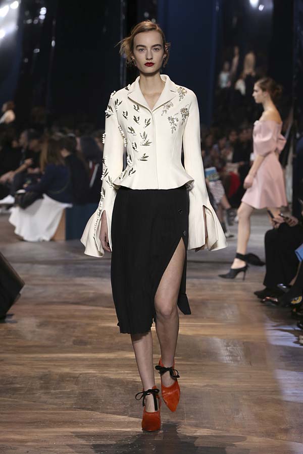 dior-spring-summer-2016-couture-outfit--47-white-peplum-top-black-slit-skirt