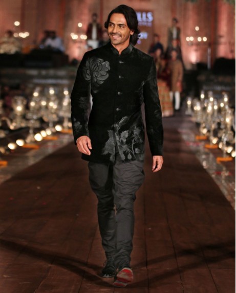 indian-men-traditional-wedding-marriage-arjun-rampal-outfit-dress-black-designer-bandhghala-rohit