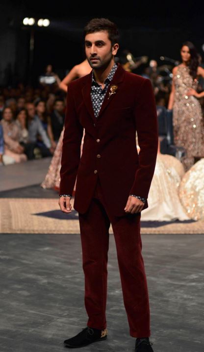 ranbir-kapoor-manish-malhotra-lakme-fashion-week-winter-2016-mens-fashion-menswear-ethnic-burgundy-suit-velvet-wedding