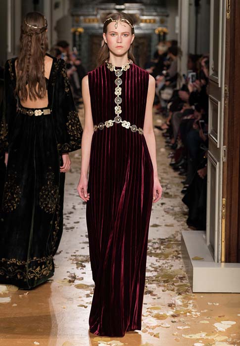 valentino-spring-2016-couture-dress-pfw-ss16-61-burgundy-pleated-gown-gold-necklace-jewelry