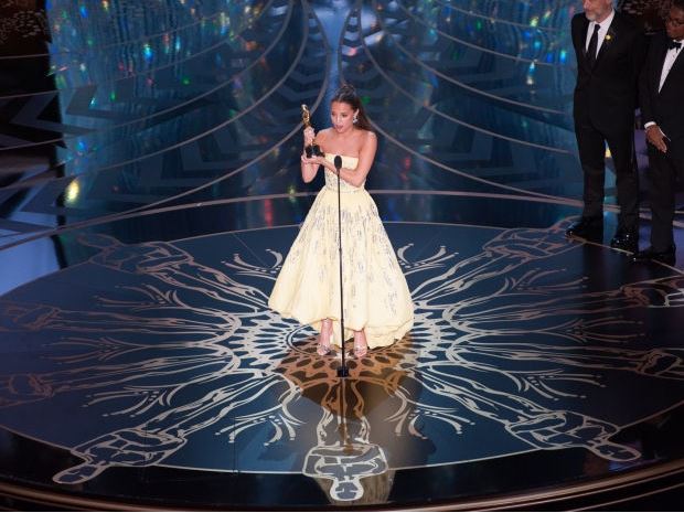 alicia-vikander-receiving-oscar-Oscars-awards-Red-carpet-2016-womens-fashion-best-dresses