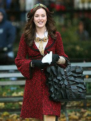 best-gossip-girl-winter-outfit-blair-waldorf-leighton-meester-black-ruffle-tote-red-jacket