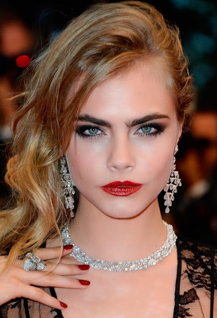 cara-delevingne-makeup-looks-super-model-hot-images-red-lipstick-red-carpet-look