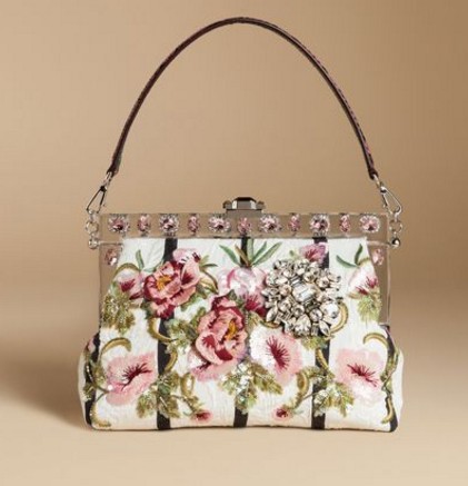 honeymoon-shopping-sexy-comfortable-outfit-floral-clutch-bags