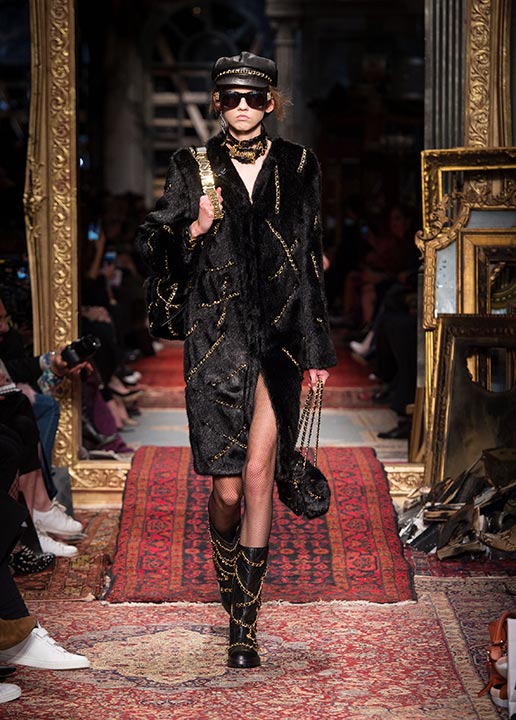 moschino-fall-2016-winter-2017-collection-latest-runway-fashion-show-dresses (27)-black-velvet-coat