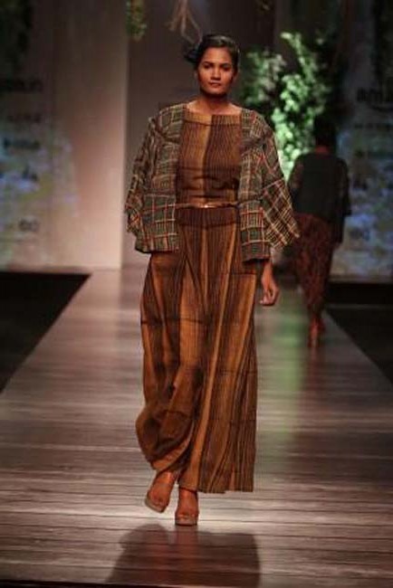 anita-dongre-aw16-aifw-autumn-winter-2016-dress (3)-brown-jacket