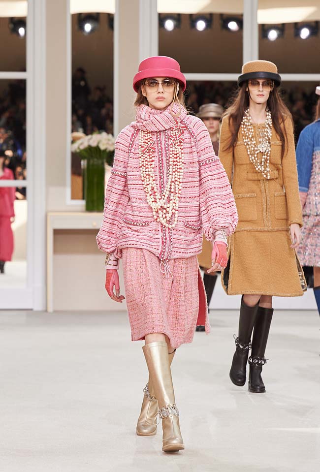 chanel-fall-winter-2016-collection-rtw-ready-to-wear-dresses (16)-gold-boots-pink-jacket