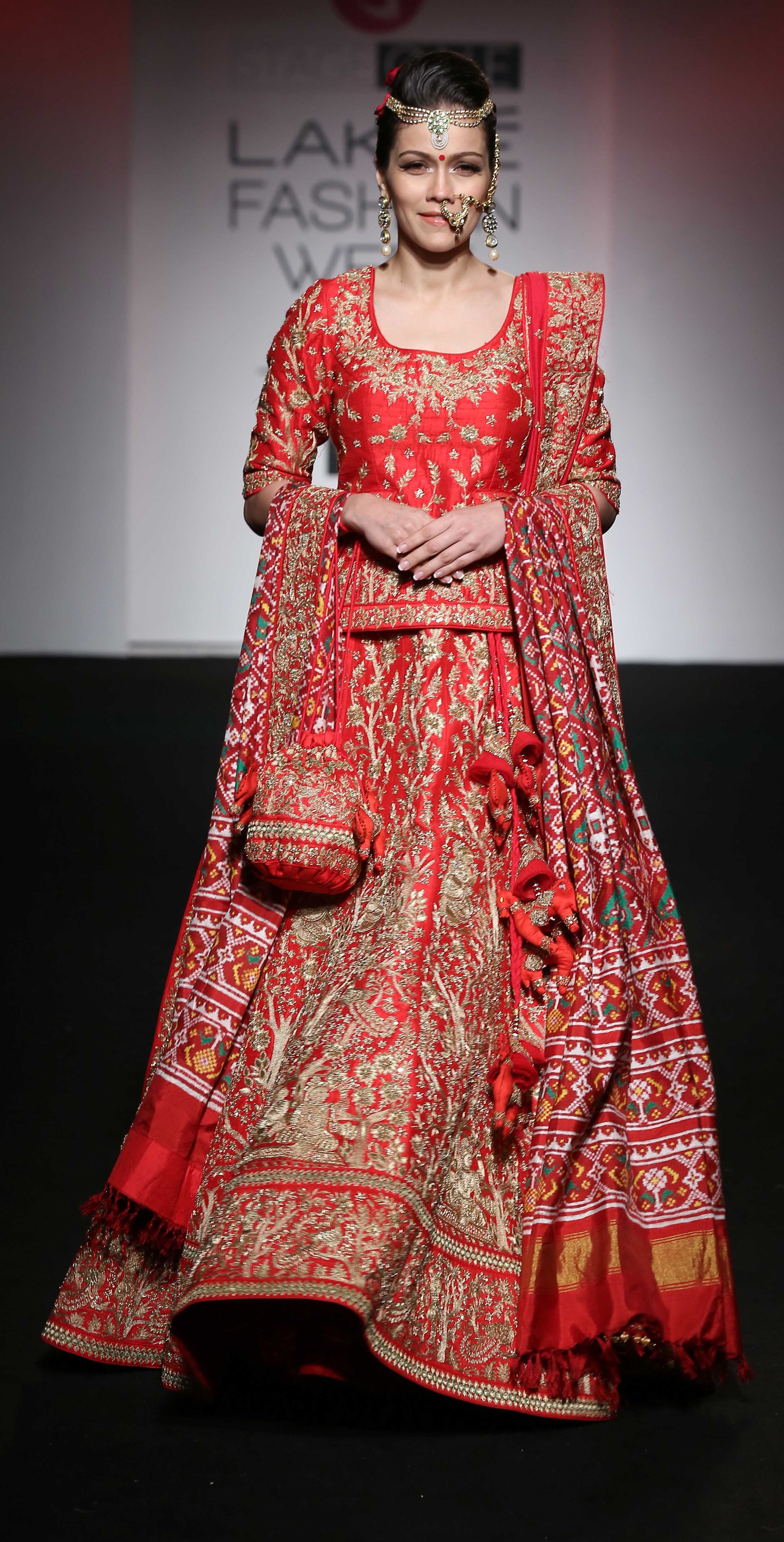 Showstopper-Waluscha-De-Sousa-Saroj-Jalan-LFW-SR-2016-indian-bridal-wedding-lehengas-latest-designs-red-lancha