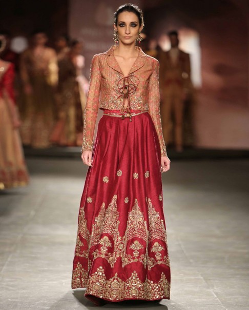 indian-bridal-wedding-lehengas-latest-designs-anju-modi-red-lancha-crop-jacket