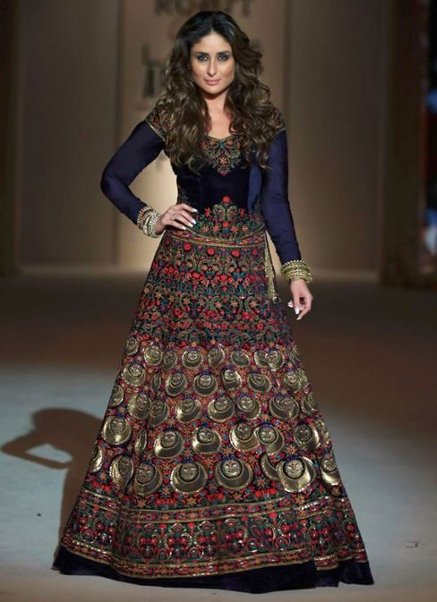 kareena-kapoor-indian-engagement-party-dresses-gown-rohit-bal-navy-royal-indowestern-outfit-showstopper-2016-designer