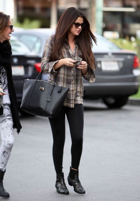 selena-gomez-street-style-casual-striped-shirt-black-tights-black-handbag