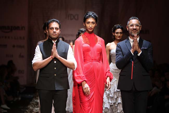 shantanu-nikhil-aw16-dress-aifw-amazon-india-fashion-week-2016-autumn-winter gown (4)-red-finale