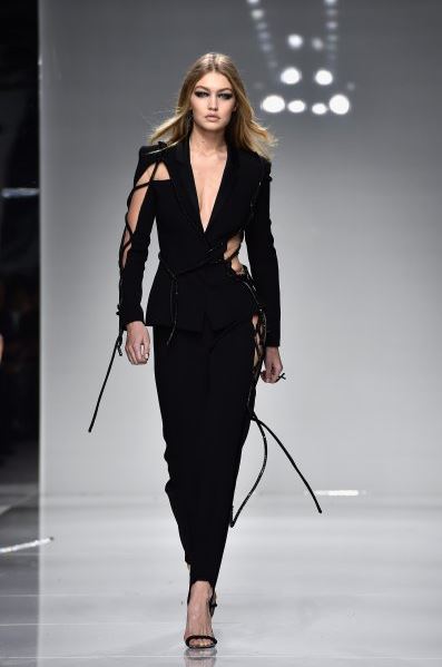 gigi-hadid-versace-tux-formal-look-outfit-loose-pants-how-to-wear-tuxedo-ladies