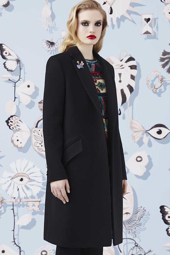 schiaparelli-black-wool-buttonless-coat-fw16-fall-winter-2016-latest-fashion-trends