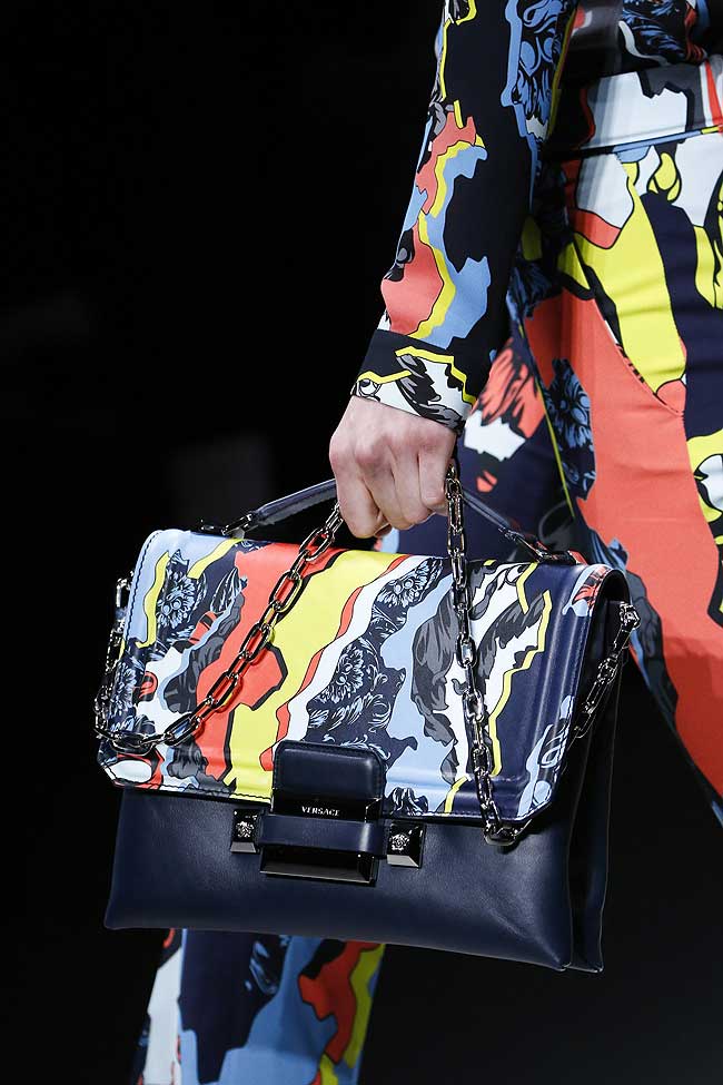 versace-matching-pattern-bag-fw16-fall-winter-2016-latest-fashion-trends