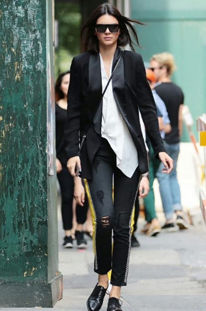 womens-tuxedo-look-outfit-kendall-jenner-jacket-casual-jeans