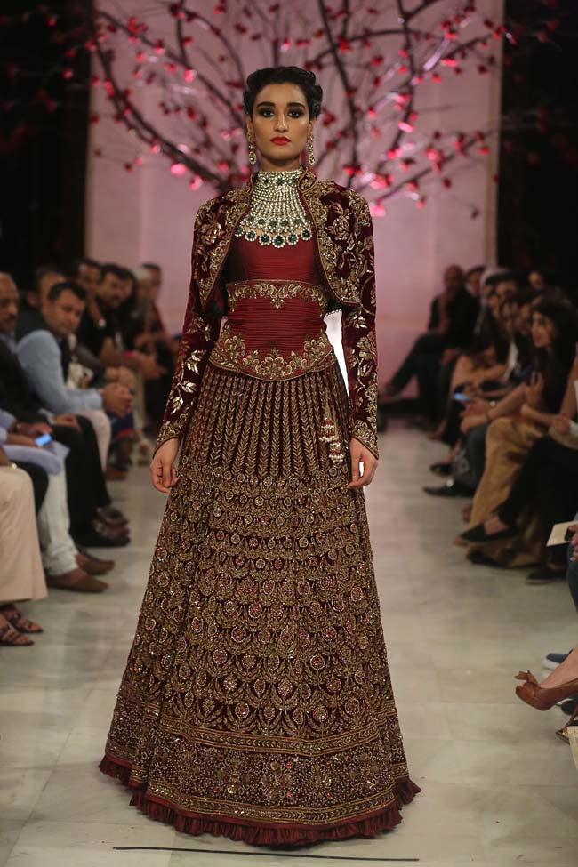 Rohit-Bal-India-Couture-Week-2016-collection-designer-dresses (14)-red-lehenga-jacket