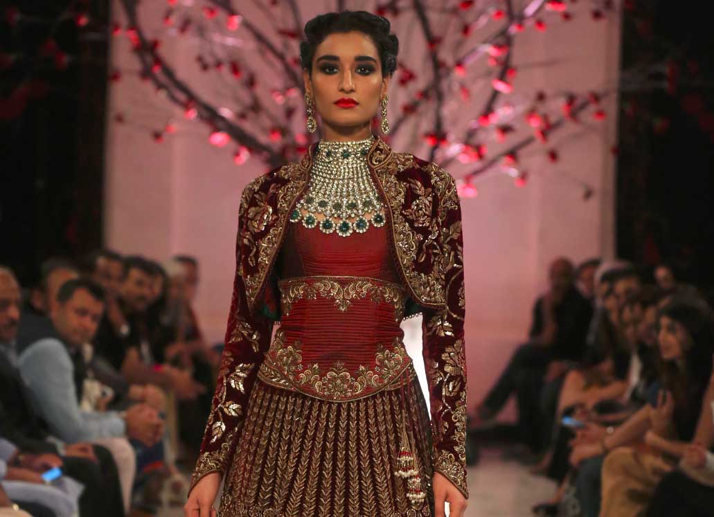 Rohit-Bal-India-Couture-Week-2016-collection-designer-dresses-gown