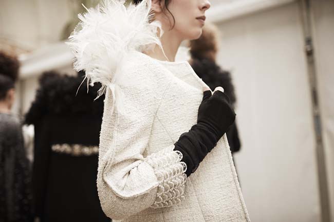 chanel-couture-fall-winter-2016-17-fashion-collection-details-white-fur