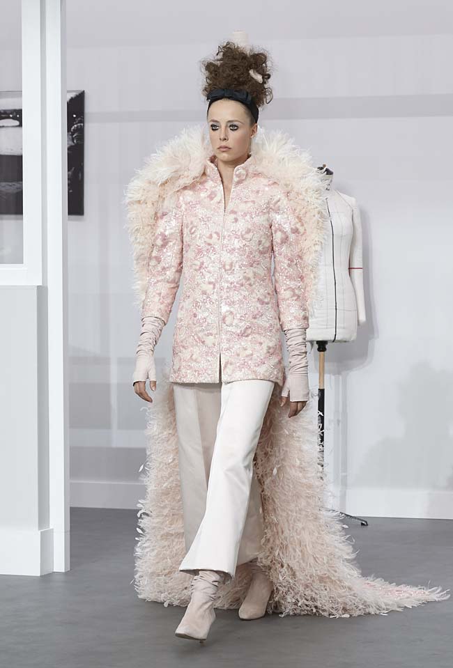 chanel-fall-winter-2016-17-haute-couture-fashion-show-outfit (71)-pink-finale-pants-fur-cape