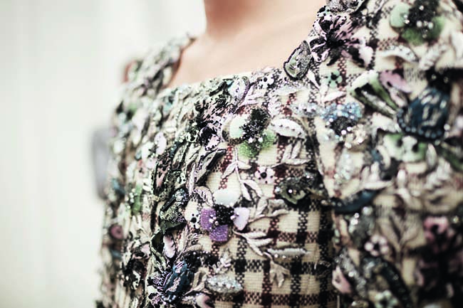 chanel-haute-couture-fall-winter-2016-17-fashion-collection-details (21)