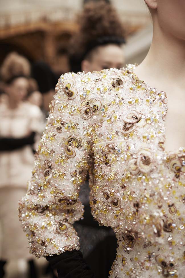 chanel-haute-couture-fall-winter-2016-17-fashion-collection-embroidered-shoulder