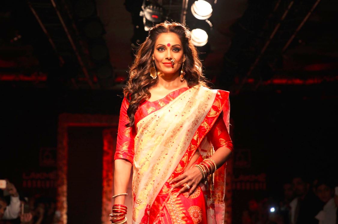 Ogo Bodhu Shundori: Kareena Kapoor Vs Sai Pallavi Vs Nora Fatehi: Hottest  diva in a traditional Bengali saree? (Fan Battle) | IWMBuzz