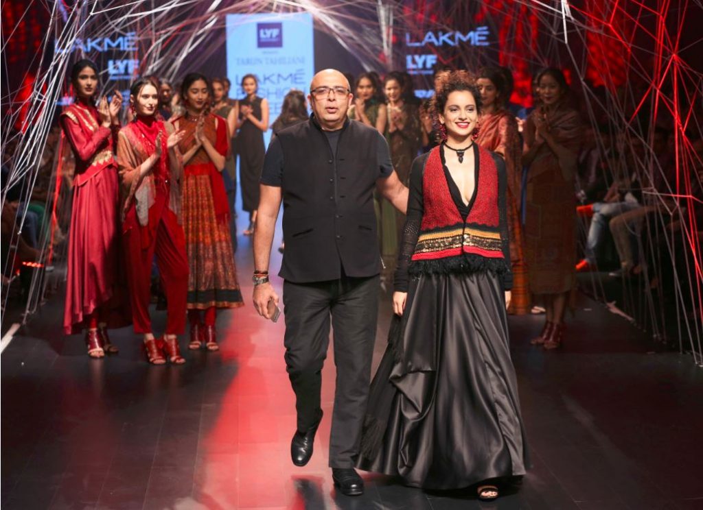 Kangana Ranaut-tarun-tahiliani-Lakme-Fashion-Week-Winter-Festive-2016-black-dress-showstopper