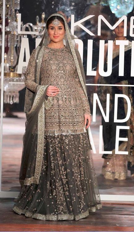 Kareena-Kapoor-sabyasachi-showstopper-Lakme-fashion-week-Grand-Finale-Winter-Festive-2016-dress