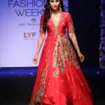 Karishma-Kapoor-Architha-Narayanam-showstopper-lakme-fashion-week-LFW-winter-festive-2016-bollywood-actress